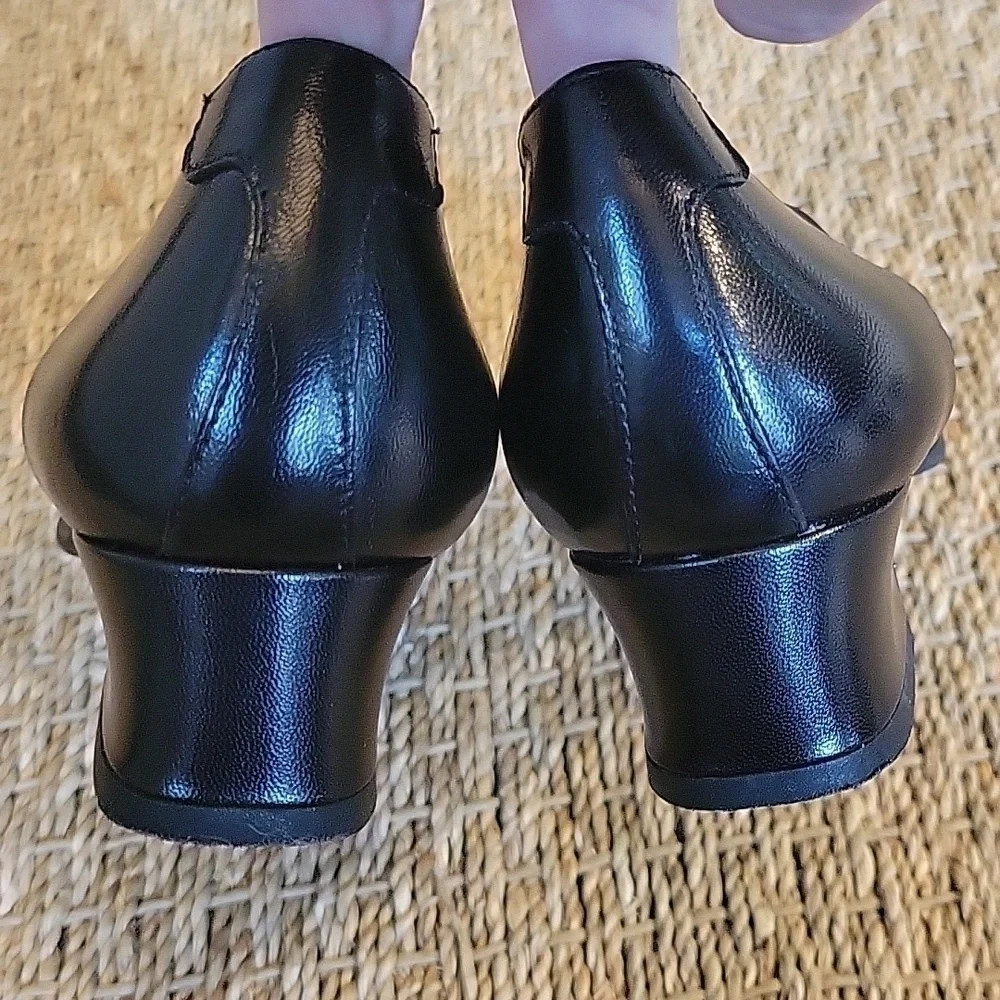 ROS HOMMERSON black leather slip-on shoes.  Great condition. Size 8.5 Narrow